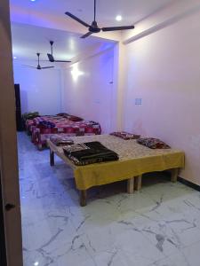 Postel nebo postele na pokoji v ubytování Maa janki paying guest house