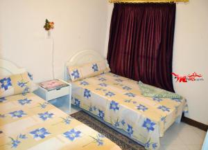 Een bed of bedden in een kamer bij Ras El Bar Apartments Armed Forces