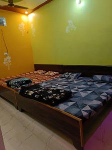 Postel nebo postele na pokoji v ubytování Maa janki paying guest house
