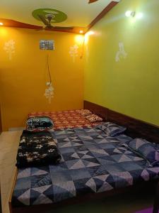 Postel nebo postele na pokoji v ubytování Maa janki paying guest house