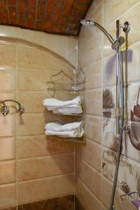 y baño con ducha y toallas en la pared. en Kulaih nubian guest house, en Asuán