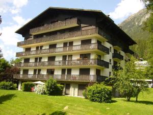 a large building with balconies on the side of it at Studio Chamonix - Animaux Admis, Parking, Balcon - FR-1-517-27 in Chamonix-Mont-Blanc