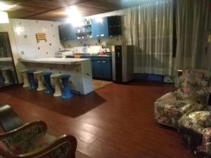 ボゴタにあるTCH Capsule Homeの部屋にテーブルと椅子のあるキッチン