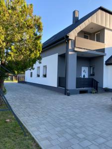 BakonyszentkirályにあるPark Vendégházの大白い大きな私道建築