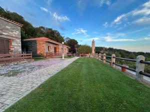 克桑西916高山度假村的建筑旁的绿色草坪围栏