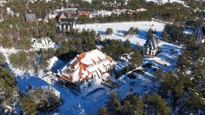 uma vista aérea de uma casa coberta de neve em La Dora Mountain Resort em Divčibare