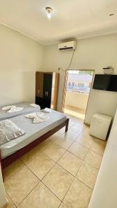 ein kleines Zimmer mit einem Bett und einem Fenster in der Unterkunft Hotel Lunna in Porto Nacional + 21 Fotos