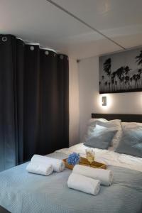 1 dormitorio con 2 camas y bandeja de copas de vino en Domy Na Wodzie La Mare Houseboats Bydgoszcz, en Bydgoszcz