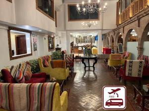 una hall con divani e un cartello che dice niente auto di Terra Andina Colonial Mansion a Cuzco