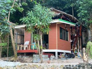 una piccola casa con una sedia davanti di Smiley Bungalows Guesthouse a Srithanu Beach Altre 92 foto