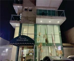 圣湖镇Flats da Júnia em Lagoa Santa MG的侧面有标志的建筑物