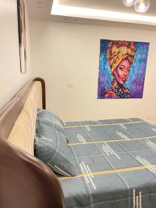 Postel nebo postele na pokoji v ubytování مدينتي شقه مميزه جديده فرش فندقي عالي جدا madinaty luxury apartment
