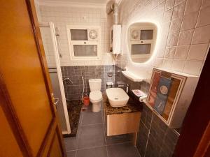Koupelna v ubytování مدينتي شقه مميزه جديده فرش فندقي عالي جدا madinaty luxury apartment