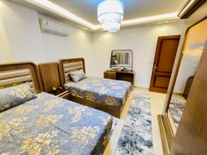 Postel nebo postele na pokoji v ubytování مدينتي شقه مميزه جديده فرش فندقي عالي جدا madinaty luxury apartment