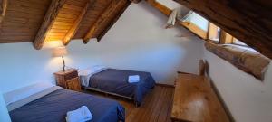 an overhead view of a bedroom with two beds at Casa Nico in San Carlos de Bariloche
