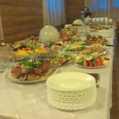 uma mesa com muitos pratos de comida em Vizbulites em Pulkarne