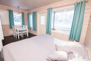 Posteľ alebo postele v izbe v ubytovaní Kajaani Cottages