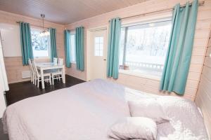 Postel nebo postele na pokoji v ubytování Kajaani Cottages