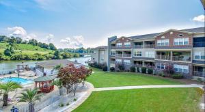 Bazén v ubytování NorthLake Condo at Lake Martin nebo v jeho okolí