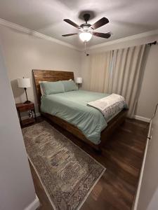 Postel nebo postele na pokoji v ubytování NorthLake Condo at Lake Martin + 11 fotografií