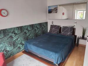 Un dormitorio con una cama con una colcha azul. en Appartement confort idéal visite Paris, en Ivry-sur-Seine