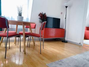 Un comedor con una mesa y un televisor. en Appartement confort idéal visite Paris, en Ivry-sur-Seine