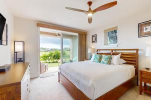 Un dormitorio con una cama y un escritorio y una ventana. en Pili Mai 7H, en Koloa 37 fotos más