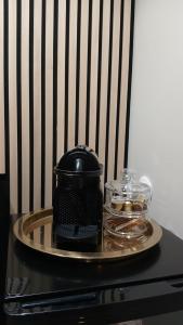 een zwart apparaat op een dienblad op een tafel bij Love room Saphir in Niederbetschdorf +5 foto's