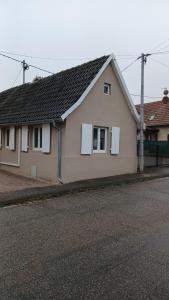 een huis aan de kant van een straat bij Love room Saphir in Niederbetschdorf