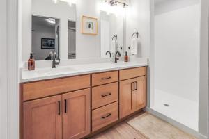 a bathroom with two sinks and a large mirror at Grand Canyon, Antelope, Horseshoe Bend, Lake Powell Casa in Page +40 photos