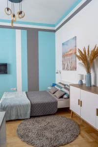 - une chambre avec un lit, une table et un tapis dans l'établissement Spacious Studio Close to City Center l Double Bed l Secure Bicycle Parking, à Novi Sad