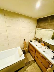 Ένα μπάνιο στο Suite Lucia 90m2 avec vue - 2 chb