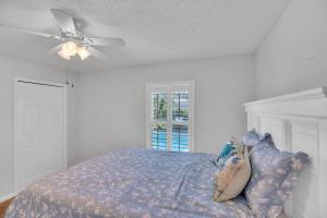a bedroom with a bed with a ceiling fan at Fishtail Getaway in Sebastian +44 photos