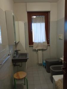 A bathroom at A casa di Frida & Mika - COMODO PUNTO DI SOSTA - Vicino a tutti i servizi - a 20 minuti dall'autostrada