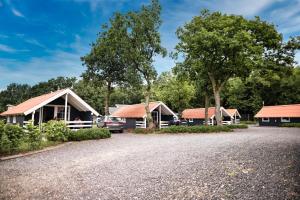 a row of cottages with cars parked in front at Ribe Camping in Ribe