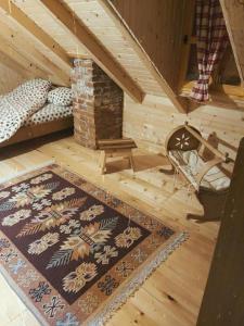 Zimmer mit Kamin, Bett und Teppich in der Unterkunft Holiday cottages with pool in Plav