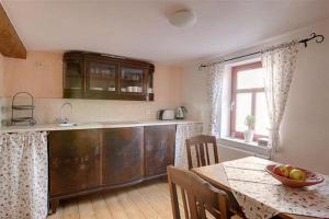 a kitchen with a table with a bowl of fruit on it at Historisches Apartment in Mühlhausen Thuringia in Mühlhausen