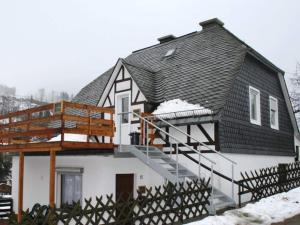 een huis met een gambrel dak en een terras bij Helle Wohnung bei Willingen mit Terrasse in Willingen +24 foto's