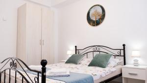 ein Schlafzimmer mit einem Bett und einem Spiegel an der Wand in der Unterkunft Exclusive Apartment SIBIU in Sibiu