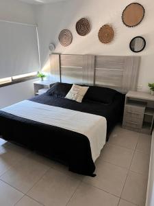 une chambre avec un grand lit dans une pièce dans l'établissement Terra Bella Hidromasajes, à San Antonio de Arredondo 7 autres photos