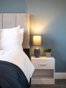 Postel nebo postele na pokoji v ubytování Perfect for Contractors, Driveway with Free Parking, Close to City Centre