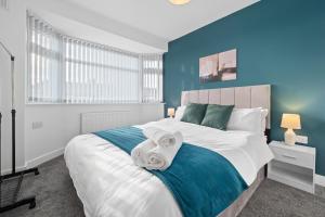 Perfect for Contractors, Driveway with Free Parking, Close to City Centre في Parkside: غرفة نوم بها سرير كبير مع مناشف عليه