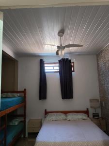 Ένα ή περισσότερα κρεβάτια σε δωμάτιο στο Casa Beira Mar
