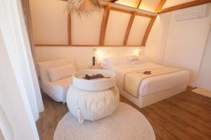 una piccola camera con 2 letti e un tappeto di Tiki Beach Moorea , Piscine & Petit Déjeuner a Temae Altre 37 foto