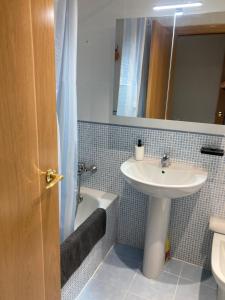 Et badeværelse på CASA de DRON Cerler + 10 billeder