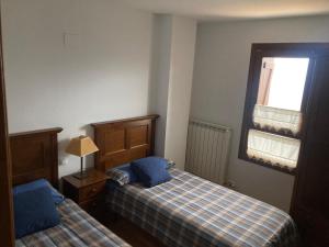 En eller flere senge i et værelse på CASA de DRON Cerler