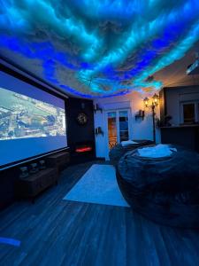 Μια τηλεόραση ή/και κέντρο ψυχαγωγίας στο Apartment Cinema, Jacuzzi, Borne arcade