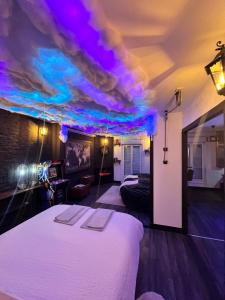 Ένα ή περισσότερα κρεβάτια σε δωμάτιο στο Apartment Cinema, Jacuzzi, Borne arcade