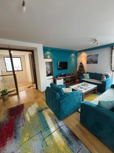 萨拉热窝Plavo oko的客厅配有蓝色家具和圣诞树