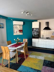 萨拉热窝Plavo oko的厨房兼餐厅，配有桌椅